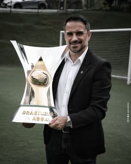Rodrigo Caetano com taça do Brasileirão 2021