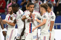 Jogadores do Lyon comemoram gol