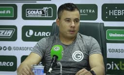 Jair Ventura elogia dedicação dos jogadores do Goiás