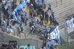 Briga entre torcedores do Grêmio interrompe duelo contra o Cruzeiro