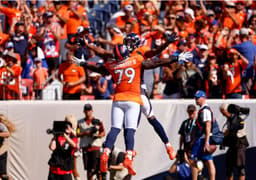 Jogadores do Denver Broncos comemoram o único touchdown marcado na partida desse domingo