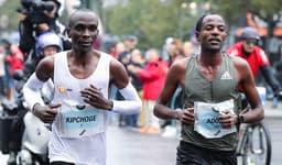 O favorito Eliud Kipchoge e seu principal adversário Guye Adola na Maratona de Berlim de 2017. (Divulgação)