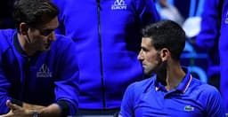 Novak Djokovic é assessorado por Roger Federer durante derrota neste domingo