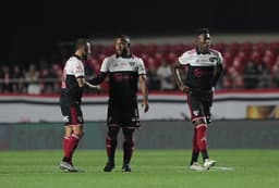 Rafinha (esq.) conversa com Luan e Léo - São Paulo x Avaí - Brasileirão - Campeonato Brasileiro