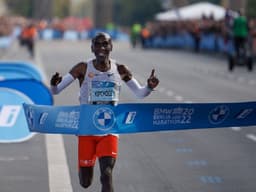 Eliud Kipchoge sorri ao quebrar mais uma vez o recorde mundial da maratona em Berlim. (Divulgação)