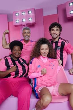 Camisas rosas de Atlético-MG e Cruzeiro