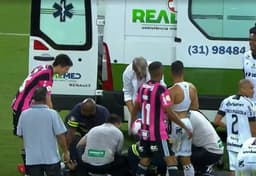 Atlético-MG x Ceará - Richard sendo retirado de ambulância