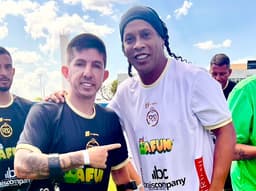 Rogerinho R9 ao lado de Ronaldinho Gaúcho