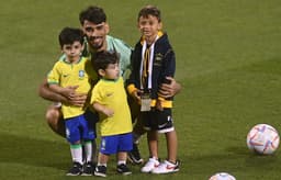 Lucas Paquetá com os filhos e sobrinho em treino da Seleção Brasileira