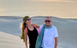Galvão Bueno e Esposa - Deserto Qatar