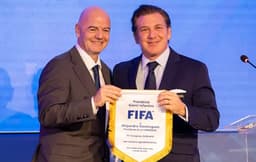 Gianni Infantino, presidente da Fifa, e Alejandro Domínguez, presidente da Conmebol