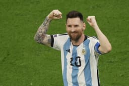 Messi comemorando