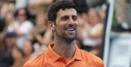 Novak Djokovic em Adelaide após vitória na estreia
