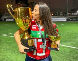 Larissa Pereira, da Portuguesa FA, com o título do Brasileirão da CBFA e o troféu do MVP da competição