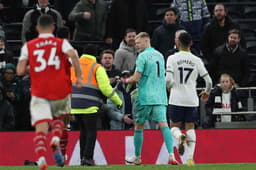 Goleiro do Arsenal é agredido por torcedor do Tottenham