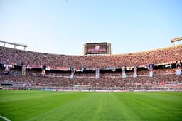 Estádio do River Plate cheio para reinauguração diante do Argentinos Juniors