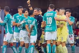Árbitro dá joelhada em Lucas Romero, do León, em jogo no México