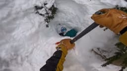 Homem é salvo por esquiador