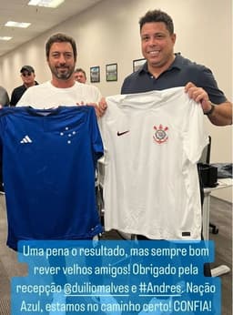Ronaldo foi homenageado pelo Timão e recebeu uma camisa do presidente corintiano, Duílio Alves