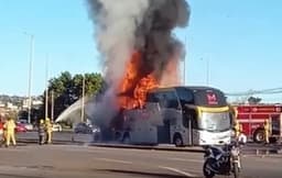 Ônibus do Polivalente incendiado