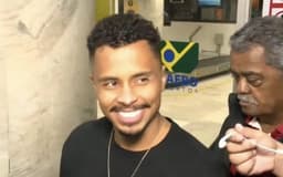 Allan-desembarca-no-Rio-de-Janeiro-para-assinar-com-o-Flamengo-Foto-Reproducao-aspect-ratio-512-320