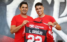 Pai-de-Luiz-Araujo-deseja-sorte-ao-filho-no-Flamengo-Foto-Gilvan-de-Souza-Flamengo-aspect-ratio-512-320