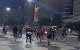 Torcedores do Flamengo e Olimpia brigam em Copacabana (Reprodução / Twitter)