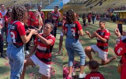 Jogador do Flamengo pede namorada em casamento após título do Brasileirão sub-20