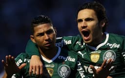 Rony-e-Raphael-Veiga-do-Palmeiras-aspect-ratio-512-320