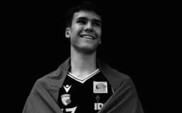 o-jogador-de-basquete-ucraniano-volodymyr-yermakov-de-17-anos-1707836295967_v2_450x450.png-aspect-ratio-512-320