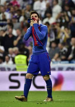 Miniatura da imagem: Messi roubou a cena no domingo passado, na vitória de 3 a 2 do Barcelona sobre o Real Madrid em pleno Santiago Bernabéu. O resultado recolocou o Barça na liderança do Espanhol