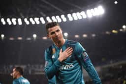 Miniatura da imagem: O craque do Barcelona é perseguido pelo português Cristiano Ronaldo, do Real Madrid, que marcou 23 vezes