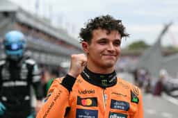 Miniatura da imagem: Lando Norris comemora a pole no GP da Austrália. (foto: Saeed KHAN / AFP)