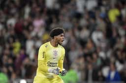 Miniatura da imagem: Hugo Souza vibra durante Fluminense x Corinthians (Foto: Thiago Ribeiro/AGIF)