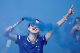 Miniatura da imagem: Torcida do Cruzeiro recebe o time na chegada ao Independência, antes da final do Brasileirão Feminino (Foto: Alê Torres/Staff Images Woman/CBF)