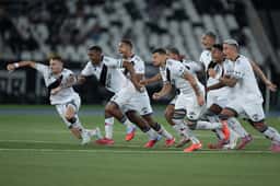 Miniatura da imagem: Jogadores do Vasco comemoram vitória por pênaltis contra o Botafogo pela Copa do Brasil