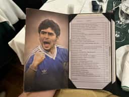 Miniatura da imagem: Diego Maradona é homenageado em cardápio de restaurante em Buenos Aires (Foto: Lucas Bayer / Lance!)