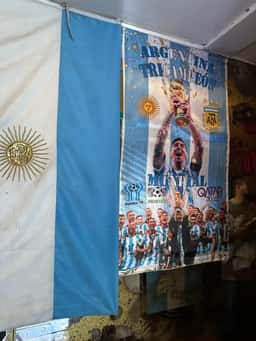 Miniatura da imagem: Restaurante em Buenos Aires é cheio de relíquias para os fãs do futebol (Foto: Lucas Bayer / Lance!)