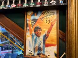 Miniatura da imagem: Maradona é o homenegeado em quase todos os cantos do restaurante (Foto: Lucas Bayer / Lance!)