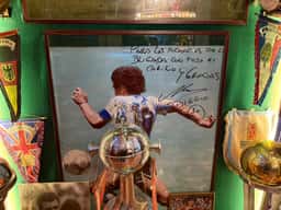 Miniatura da imagem: Autógrafos de Maradona em vários ambientes do restaurante (Foto: Lucas Bayer / Lance!)