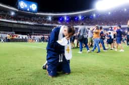 Miniatura da imagem: Torcedor do Remo durante conquista do acesso à Série A do Brasileirão