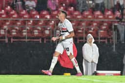 Miniatura da imagem: Luciano comemora gol do São Paulo sobre o São Bernardo (Foto: Eduardo Carmim/Photo Premium/Gazeta Press)