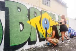 Miniatura da imagem: Equipe Rua Taturana, no Rio, mantém tradição de pintar ruas para a Copa do Mundo desde 1982 (Foto: Divulgação/Equipe Rua Taturana)