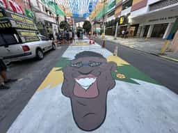 Miniatura da imagem: 'Galera da Pereira Nunes', na Tijuca, mantém viva a tradição de pintar rua para a Copa do Mundo (Foto: Lucas Bayer/Lance!)