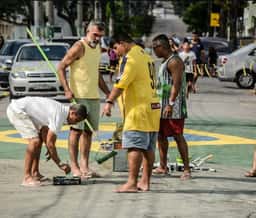 Miniatura da imagem: Equipe Rua Taturana, no Rio, mantém tradição de pintar ruas para a Copa do Mundo desde 1982 (Foto: Divulgação/Equipe Rua Taturana)