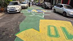 Miniatura da imagem: Bares se uniram a moradores e pintaram a Ronal de Carvalho, em Copacabana, para a Copa do Mundo (Foto: Leonardo Besa/Lance!)