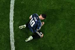 Miniatura da imagem: De joelhos, Messi comemora classificação da Argentina para a final da Copa do Mundo