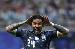 Miniatura da imagem: Enzo Fernandez comemora gol da Argentina com mãos nos ouvidos