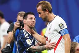 Miniatura da imagem: Lionel Messi e Harry Kane se cumprimentam após virada da Argentina sobre a Inglaterra