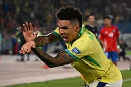Miniatura da imagem: Igor Jesus comemora o gol em Chile x Brasil. (foto: RODRIGO ARANGUA / AFP)